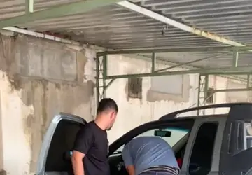 Idoso é encontrado morto dentro de carro estacionado no centro de Maceió com mais de R$ 5 mil dentro do veículo