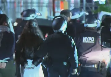 Policial dispara acidentalmente dentro de prédio de universidade de Nova York ao retirar manifestantes pró-Palestina
