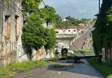 Queda de dois postes deixa parte de rua sem energia elétrica, no Centro de João Pessoa