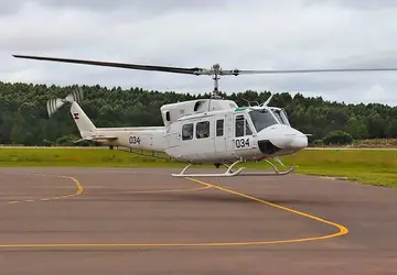 Helicóptero uruguaio ajuda em operações de resgate no RS