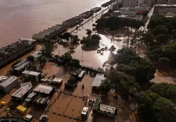 'Já chorei muito': moradores de Porto Alegre lotam abrigo enquanto chuva volta a cair no Rio Grande do Sul