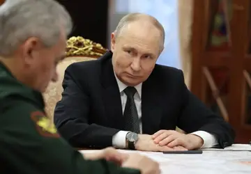 Putin demite ministro da Defesa, criticado por falta de resultados na guerra