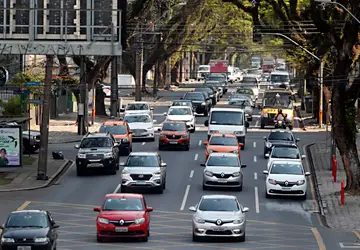 País precisa definir data-limite para a troca de carros a gasolina e diesel, diz senador