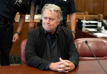 Steve Bannon, aliado e ex-estrategista de Trump, é libertado da prisão, diz jornal