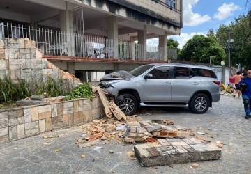 Motorista perde controle e carro derruba muro de prédio no Centro de João Pessoa