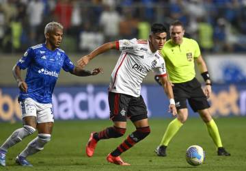 David Luiz marca de falta e Fla vence Cruzeiro em Belo Horizonte