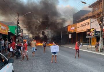 Moradores de comunidade de João Pessoa fazem protesto contra violência policial