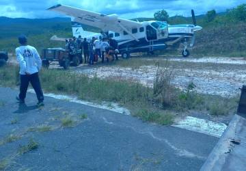 Avião com nove passageiros indígenas fura pneu durante pouso na Terra Yanomami