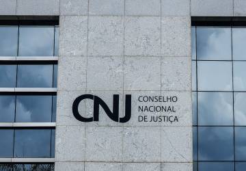 CNJ suspende pagamento de auxílio-alimentação de R$ 10 mil para juízes