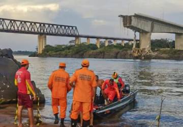 Resgatado corpo em cabine de caminhão submerso após queda de ponte