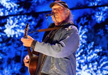 Neil Young recusa convite a festival e culpa 'controle corporativo' da BBC