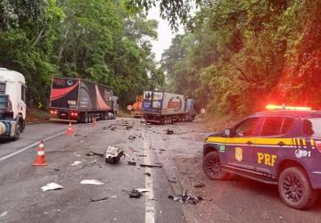 Acidente entre carro e caminhão interdita descida da Serra das Araras, em Piraí