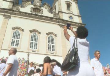 Milhares de fiéis se reúnem na Igreja do Senhor do Bonfim, em Salvador, na primeira sexta do ano