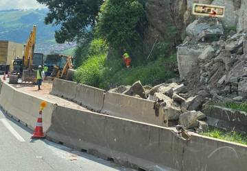 Pista da Fernão Dias é interditada após deslizamento de rochas próximo a Camanducaia, MG