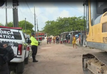 Terreno ocupado por barracos improvisados sofre reintegração de posse para construção de praça na Zona Sul de João Pessoa