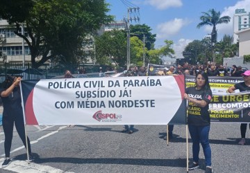 Policiais civis, penais e militares fazem protesto em João Pessoa