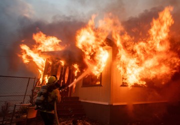 5 pessoas morrem e mais de 1,9 mil imóveis são destruídos em incêndios na região de Los Angeles; SIGA