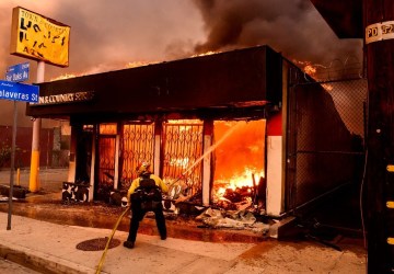 FOTOS e VÍDEOS mostram pior incêndio da história de Los Angeles