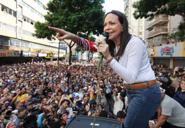 María Corina é presa por forças de Maduro após deixar protesto na Venezuela