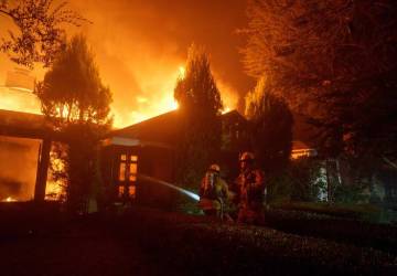 Incêndios em Los Angeles chegam ao terceiro dia; número de mortes sobe para 10