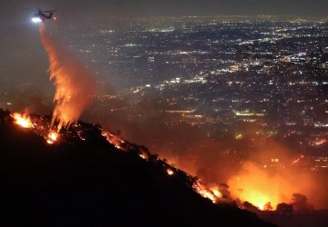 Aviões-tanque, caminhões e bombeiros: como Los Angeles está combatendo o pior incêndio da sua história