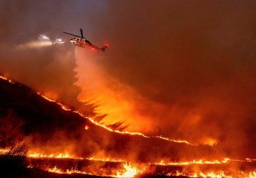 Novo foco de incêndio em Los Angeles se espalha rapidamente e obriga novas remoções de moradores