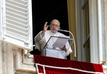 Vaticano aprova diretrizes permitindo que homens gays se tornem padres, desde que não façam sexo