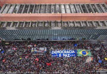 Fortalecimento da democracia passa por responder à insatisfação com instituições