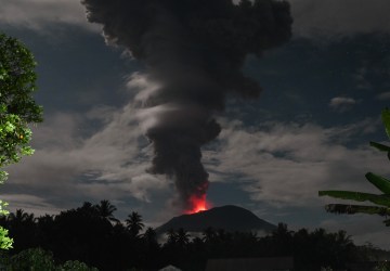 Vulcão entra em erupção na Indonésia e projeta nuvem de fumaça quilométrica no céu