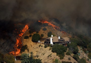 Bombeiros de Los Angeles correm contra o tempo para controlar chamas em meio a retorno de fortes ventos