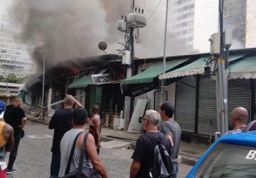 Incêndio no centro do Rio atinge lojas do camelódromo da Uruguaiana