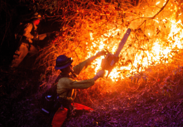 Sobe para 24 o número de mortos em onda de incêndios que atinge Los Angeles