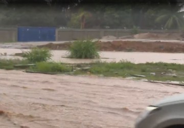 Chuvas causam alagamentos e deixam trânsito lento na região do Viaduto do Cristo, em João Pessoa