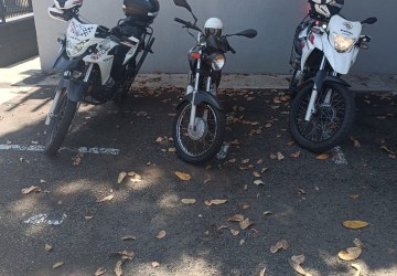 Sem habilitação e licenciamento, motociclista acaba interceptado após perder o controle da direção e cair no chão, em Dracena