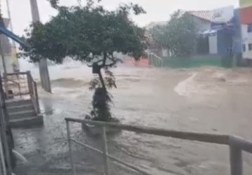 Fortes chuvas causam estragos e deixam moradores desalojados em cidades da Bahia