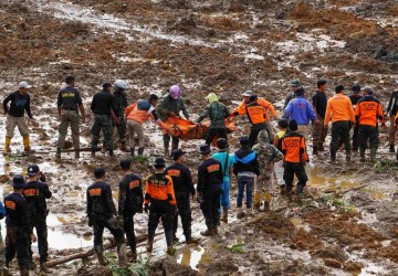 Deslizamento de terra deixa 17 mortos e desaparecidos na Indonésia