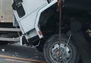 Acidente entre dois caminhões e três carros deixa feridos na BR-230, em Assunção, PB