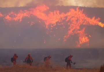 Incêndios voltam a atingir região de Los Angeles e tiram 19 mil pessoas de casa