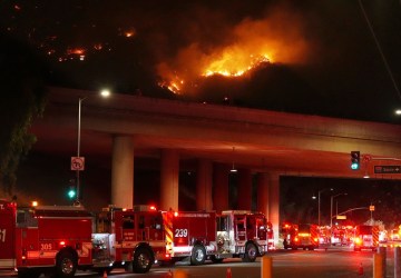 Bombeiros lutam contra novos focos de incêndio em Los Angeles