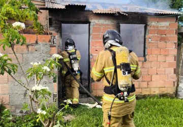 Casa é destruída por incêndio após botijão de gás explodir em Porto Seguro, destino turístico da Bahia