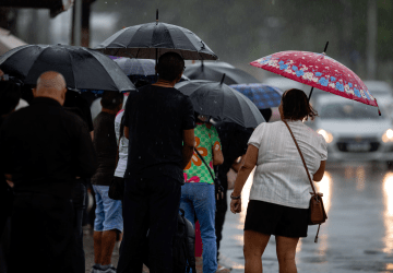 Ceará segue com chuvas, mas precipitações devem reduzir no meio da semana; veja previsão