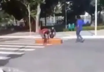 caixão cai de carro funerário no Parque Solón de Lucena, Centro de João Pessoa.