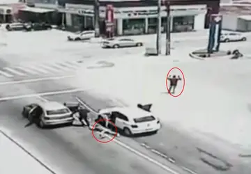 Vídeo: câmeras flagram ação de dupla que rendeu policial militar parado em semáforo e roubou veículo? em João Pessoa