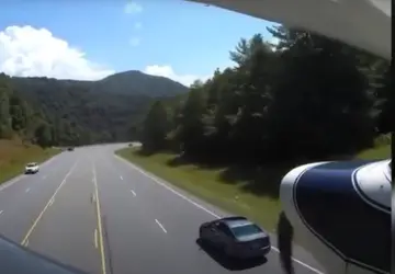 Piloto novato faz pouso de emergência em rodovia nos EUA