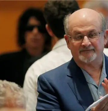 Quem é Salman Rushdie, autor de 'Os Versos Satânicos' alvo de ataque em Nova York