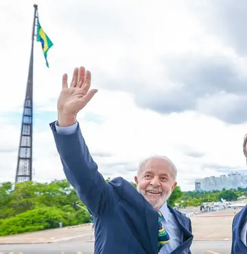 Macron diz que cabe a Lula decidir sobre convite a Putin para o G20