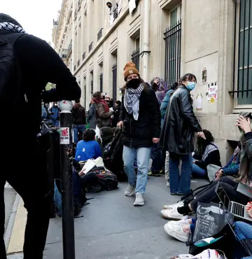 Polícia retira estudantes pró-palestinos que ocupavam prédio de faculdade em Paris