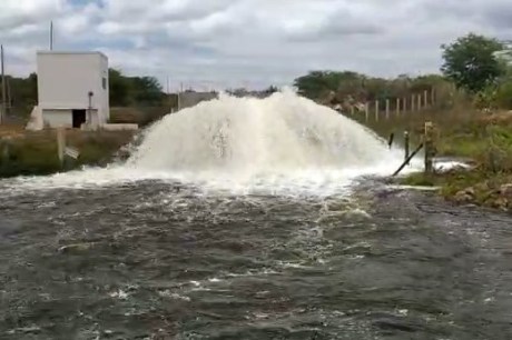 Comportas do açude de Camalaú são abertas para repor volume do reservatório de Boqueirão, na PB