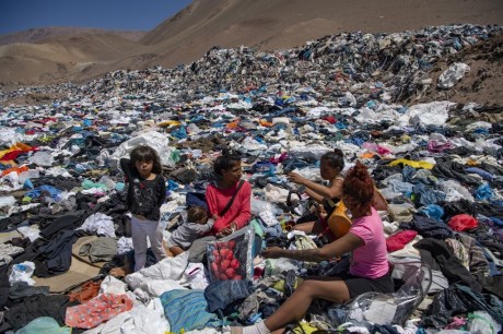 No Chile, o deserto do Atacama abriga lixão tóxico da moda descartável do 1° mundo