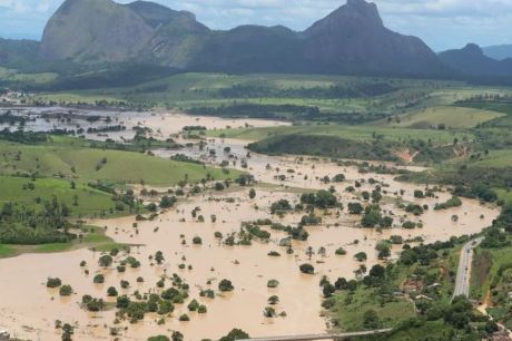 Chega a 18 total de mortos em enchentes que atingem 58 cidades na Bahia